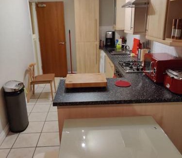 Old Town Apartment | Next to the Palace and Royal Mile with parking