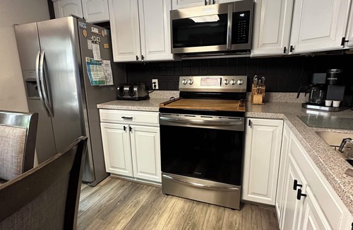 Beech Mountain Cabin | Next to the slopes - pet friendly -sleeps 8- walk to concerts