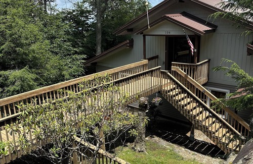 Beech Mountain Cabin | Next to the slopes - pet friendly -sleeps 8- walk to concerts