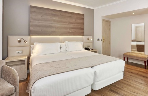 La Trinidad-San Juan y Todos los Santos Hotel | NH Córdoba Califa Hotel