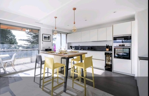 La Californie Apartment | Nice 3 P. Panoramic view, Sea and Mountain.Pool. 10 mn from the beach and the PROM