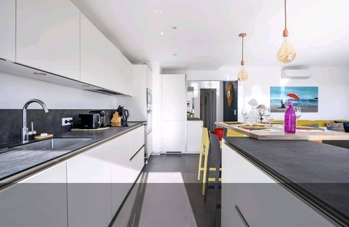La Californie Apartment | Nice 3 P. Panoramic view, Sea and Mountain.Pool. 10 mn from the beach and the PROM