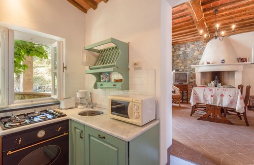 Gugliano Villa | Nice apartment in villa for 4 guests with WIFI, pool, TV, patio and pets allowed, close to Lucca