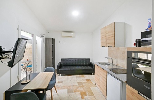 Jonquieres-Saint-Vincent Apartment | Nice apartment in Jonquières-Saint-Vince