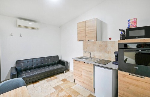 Jonquieres-Saint-Vincent Apartment | Nice apartment in Jonquières-Saint-Vince