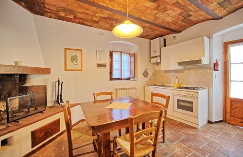 San Casciano in Val di Pesa Apartment | Nice apartment for 4 guests with WIFI, pool, A/C, TV and pets allowed, close to Greve In Chianti