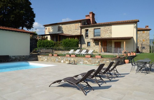 Capolona Apartment | Nice apartment for 4 people with WIFI, pool, TV, patio and pets allowed, close to Arezzo