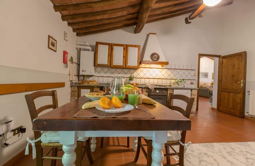 Peccioli Apartment | Nice apartment for 4 people with A/C, WIFI, pool, TV, pets allowed and panoramic view