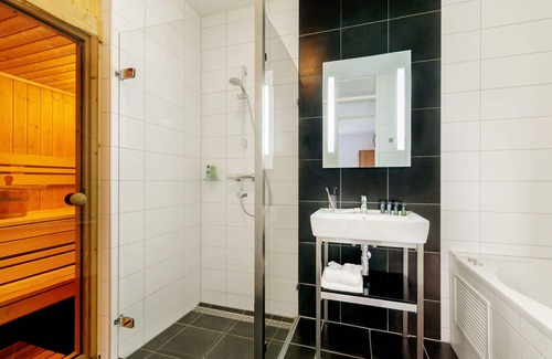Zeewolde Apartment | Nice apartment for 4 people with pool, hot tub, WIFI, TV, balcony and parking