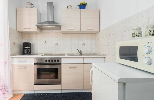 Vrznaveri Apartment | Nice apartment for 5 guests with A/C, WIFI, pool, TV, terrace and pets allowed