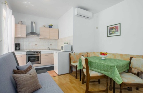 Vrznaveri Apartment | Nice apartment for 5 guests with A/C, WIFI, pool, TV, terrace and pets allowed