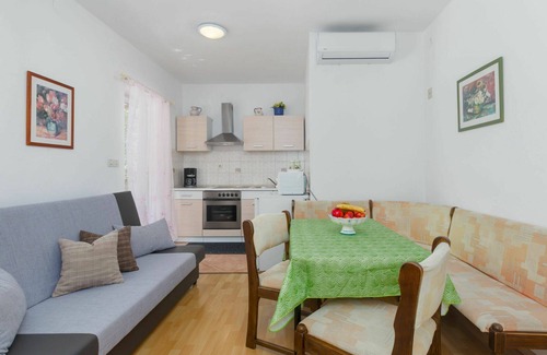 Vrznaveri Apartment | Nice apartment for 5 guests with A/C, WIFI, pool, TV, terrace and pets allowed