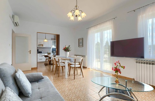 Debeljuhi Apartment | Nice apartment for 7 guests with WIFI, pool, A/C, TV and balcony