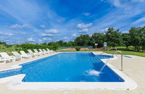 Debeljuhi Apartment | Nice apartment for 7 guests with WIFI, pool, A/C, TV and balcony