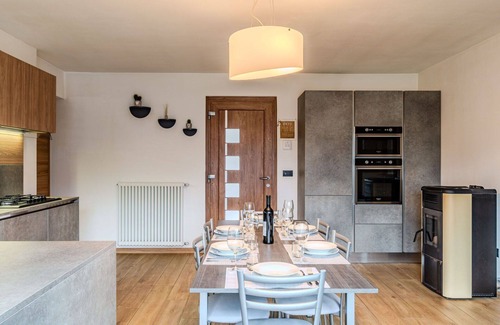 Morbegno Apartment | Nice apartment for 6 people with WIFI, A/C, TV, patio and pets allowed