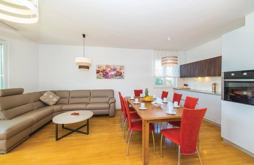 Kastel Gomilica Apartment | Nice apartment in Kastel Gomilica