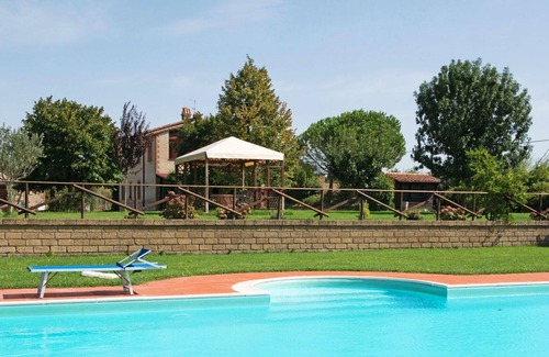 Trevinano Villa | Nice apartment in villa for 6 guests with pool, WIFI, balcony, pets allowed and parking