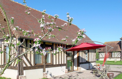 Victot - Pontfol House | Nice apartment in villa for 3 guests with WIFI, pool, TV, patio and pets allowed