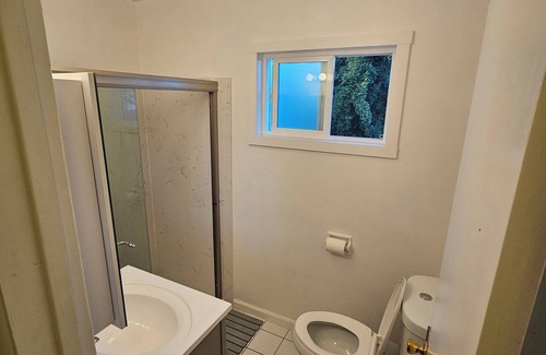 Maxwell Park Apartment | Nice apartment with AC in vibrant Oakland Maxwell Park area.