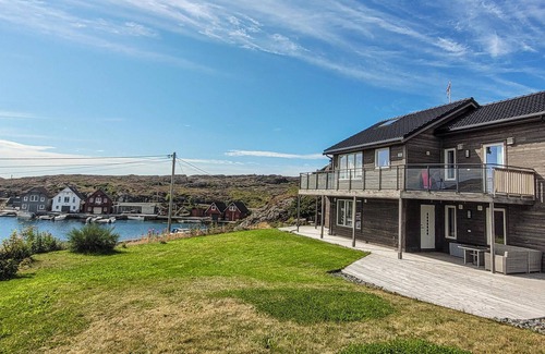 Bomlo House | Nice home in Bremnes with WiFi