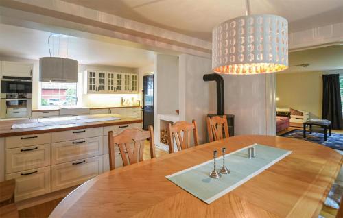 Ed House | Nice Home In Ed With Kitchen