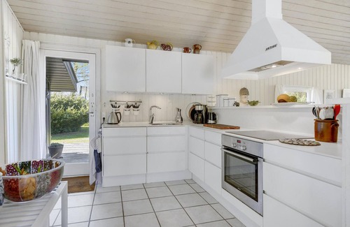 Hornbaek House | Nice home in Hornbæk with kitchen