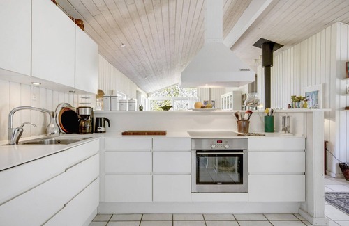 Hornbaek House | Nice home in Hornbæk with kitchen