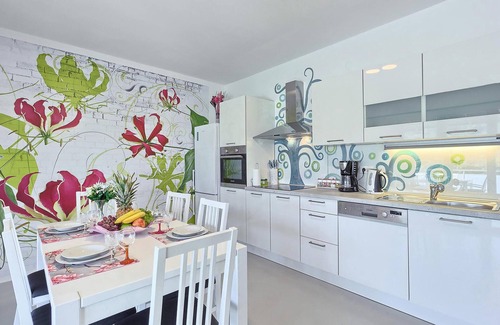 Okrug Donji House | Nice home in Okrug Donji