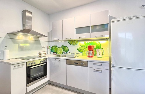 Okrug Donji House | Nice home in Okrug Donji