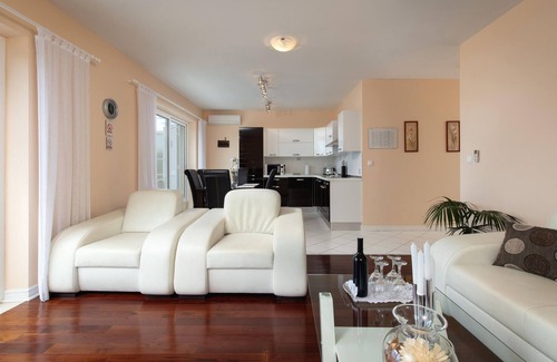 Sumartin House | Nice home in Sumartin with WiFi