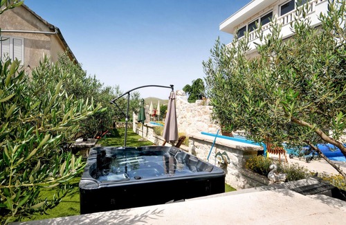Plano House | Nice home in Trogir with house sea view