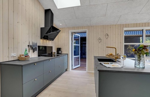 Sønder Nissum House | Nice home in Ulfborg with kitchen