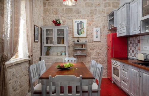 Cove Rogacic House | Nice home in Vis with kitchen