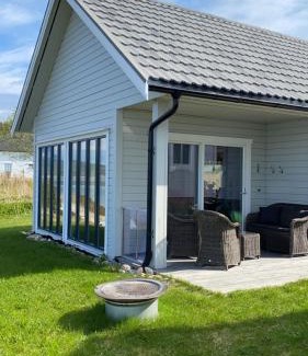 Grovfjord House | Nice little house right by the sea, stunning view