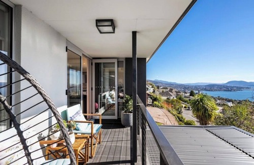 Sandy Bay Villa | Nicolas Escape panoramic views luxury and space