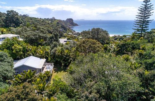 Palm Beach House | Nikau Cottage - Palm Beach Holiday Home
