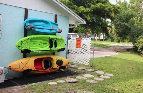 Fort Myers House | No Fees Added! Waterfront Gem:Heated Pool,Kayaks, BBQ & Fishing – 8 Pax, 2BR/3BA