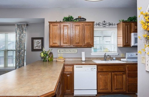 Branson West Condo | No Stairs! 2 miles to Silver Dollar City, Ozark views, resort amenities & more!
