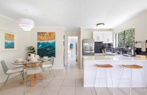 Mermaid Beach Apartment | Nobby's Arcade - Views Games and Vibes