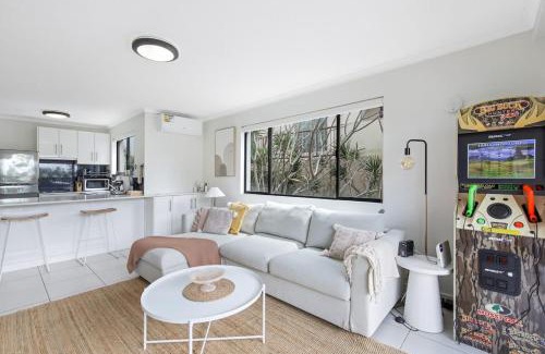 Mermaid Beach Apartment | Nobby's Arcade - Views Games and Vibes