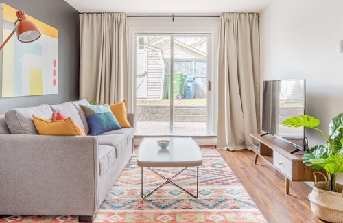 Crescent Heights House | NomadYY©Fast WIFI✔ Private GYM/HotTub Free Parking