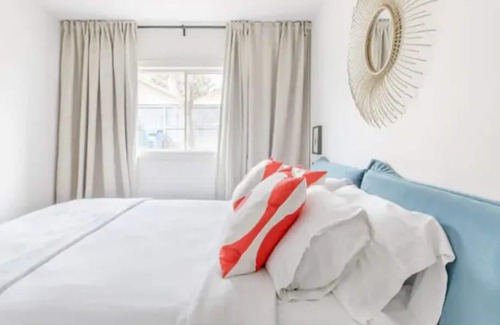 Crescent Heights House | NomadYY©Fast WIFI✔ Private GYM/HotTub Free Parking