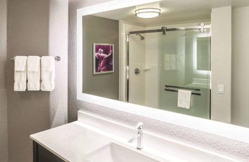 Woodlands Village House | Non-smoking 1 King Bed Room at La Quinta Inn & Stes by Wyndham Flagstaff