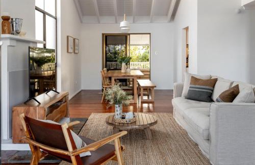 Peregian Beach House | Noosa Gem in Peregian Beach - Ocean View - Steps to beach & village! Dog and family friendly