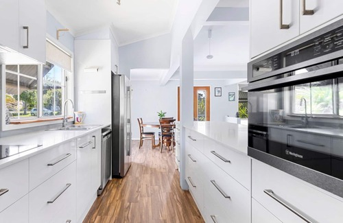 Sanctuary Point House | Nordic Fairway - Pet Friendly - 10 mins to Hyams Beach