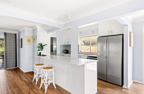 Sanctuary Point House | Nordic Fairway - Pet Friendly - 10 mins to Hyams Beach