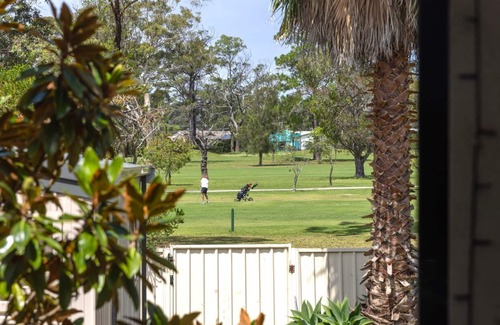 Sanctuary Point House | Nordic Fairway - Pet Friendly - 10 mins to Hyams Beach