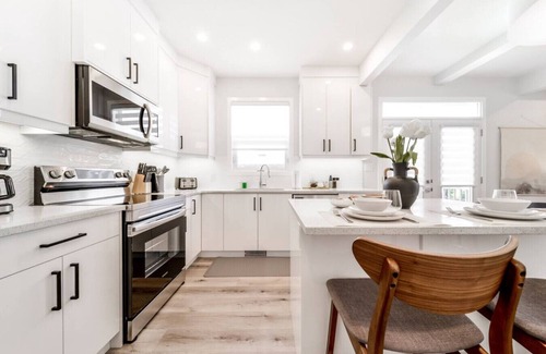 Jasper Place Apartment | Nordic Retreat | 4BR | Min to WEM & DT | AirCon!