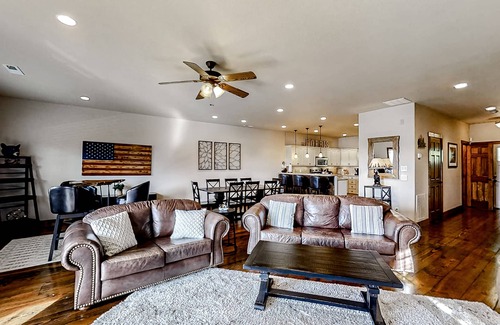 Andersonville Condo | Norris Lake condo w/free attraction tickets, boat slip, deck, mtn & lake views