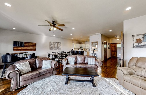 Andersonville Condo | Norris Lake condo w/free attraction tickets, boat slip, deck, mtn & lake views